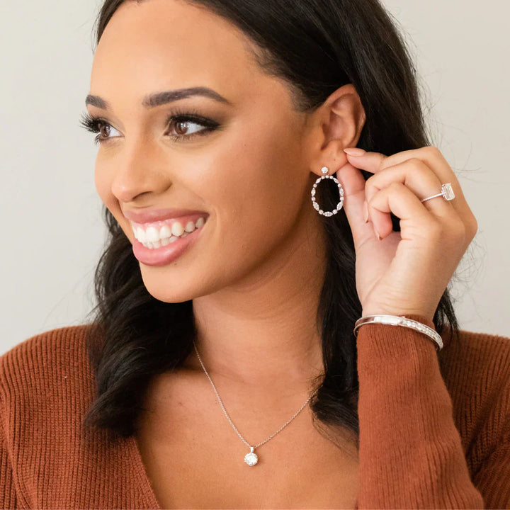 Minimalist Jewelry: Why Timeless Design Never Goes Out of Style